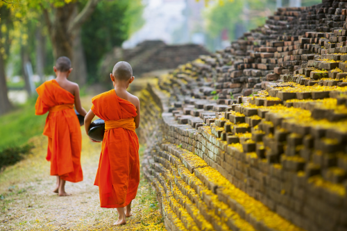 Buddhistischer Mönch zu Fuß zum Essen empfangen