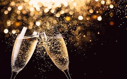 Feierlicher Toast mit Champagner