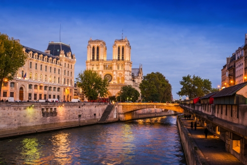 Die Seine, die Uferpromenaden und die Kathedrale Notre-Dame am Abend in Paris, Frankreich