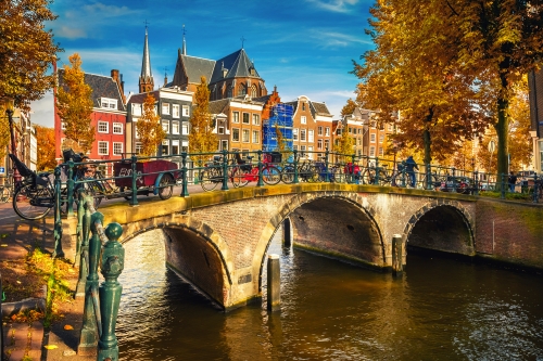 Brücken über die Grachten in Amsterdam im Herbst