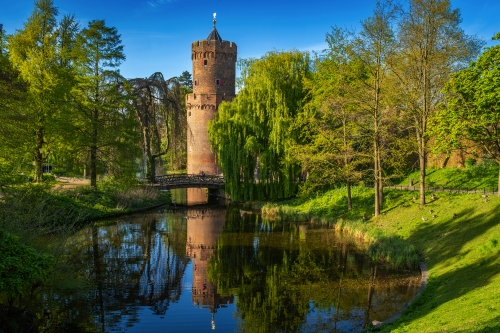 Der Kruittoren-Turm und der Kronenburger Park im Frühling in Nimwegen