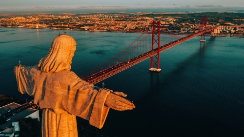Luftaufnahme des Heiligtums „Christus der König“ (Santuario de Cristo Rei) in Lissabon, Portugal.µ2