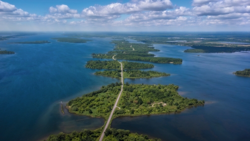 Panoramastraße „Long Sault Parkway“, die den Thousand-Islands-Archipel im Sankt-Lorenz-Strom in Ontario, Kanada, durchquert
