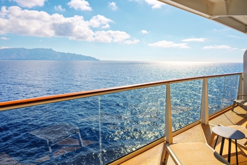 Balkon einer großen privaten Kabinensuite an Bord eines großen Kreuzfahrtschiffes