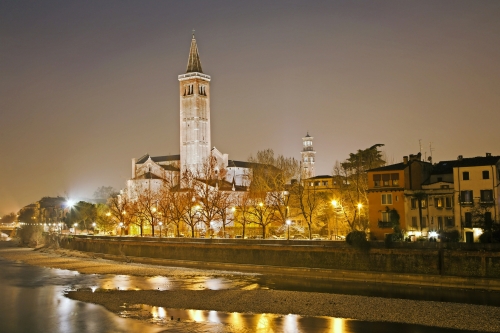© Renta Sedmkov - Fotolia Verona - Fluss Etsch und Santa Anastasia Kirche in der Nacht