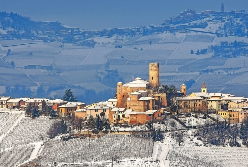 Kleine italienische Stadt auf dem Hügel.