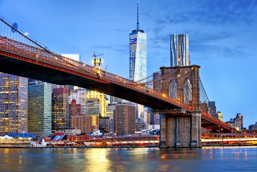 Brooklyn-Brücke und WTC Freedom Tower in der Nacht, New York