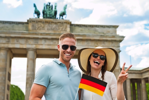 Glückliches Paar-Holding Deutsche Flagge