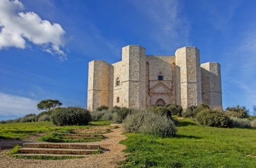 Treppe führt zum Castel Del Monte