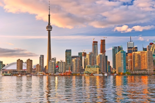 Skyline von Toronto in der Dämmerung in Ontario, Kanada
