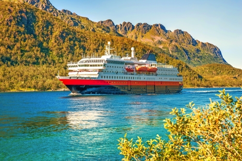 Kreuzfahrtschiff im Trollfjord