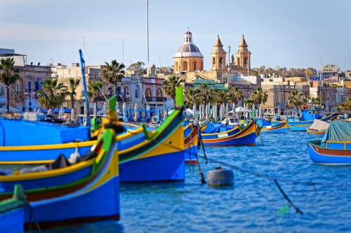 Luzzu verankert im Hafen von Marsaxlokk