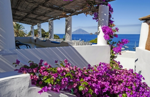 Blick auf die Vulkaninsel Stromboli von der Insel Panarea