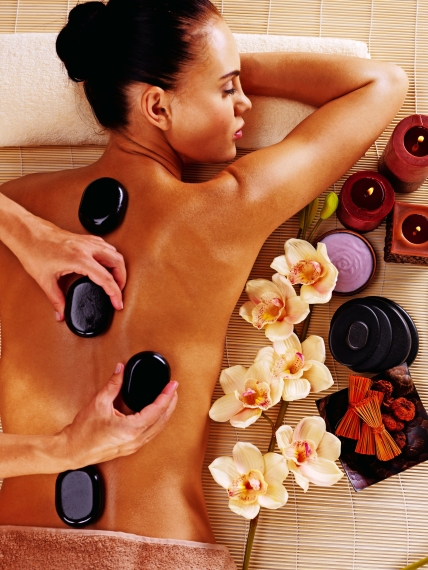 © Valua Vitaly - Fotolia Erwachsene Frau, die Massage mit heißen Steinen im Wellness-Salon