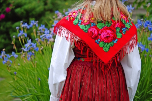 Traditionelle schwedische Kostüm am Midsummer