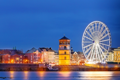 Schlossturm in Düsseldorf bei Nacht