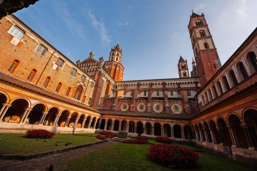 Kreuzgang der Basilika di Sant'Andrea, Vercelli, Piemont, Italien