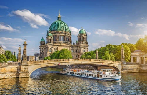 Spreerundfahrt vor dem Berliner Dom, Deutschland