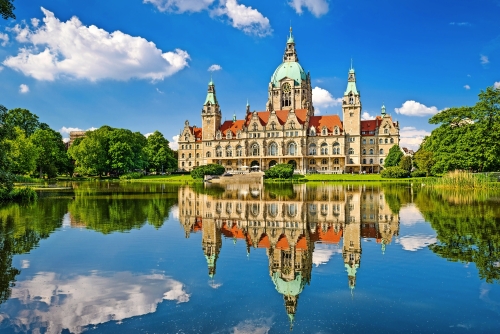 Rathaus Hannover mit Spiegelung im Maschsee