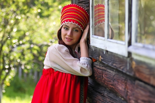 Slav Frau im traditionellen Kleid Holzwand