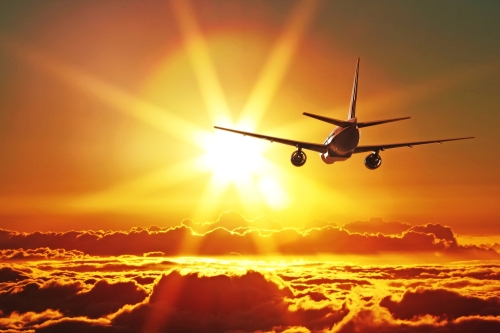 Flugzeug nimmt bei Sonnenuntergang