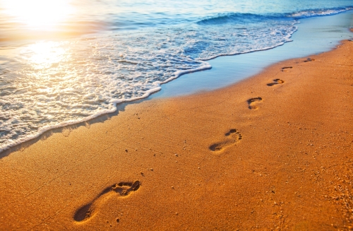 Strand, Wellen und Fußabdrücke auf Kreta