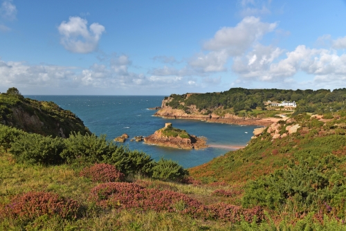 Ile au Guerdain in Portelet Bay an der Küste von Jersey