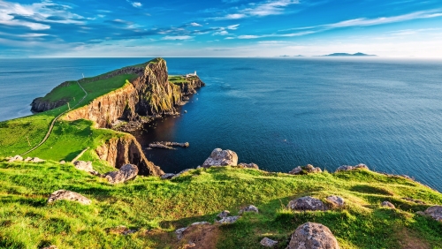 Atemberaubende Dämmerung am Neistpunkt Leuchtturm in Isle of Skye, Schottland