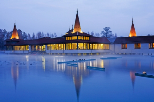 der zweitgrößte natürliche Thermalsee der Welt in Hévíz, Ungarn~1µ2