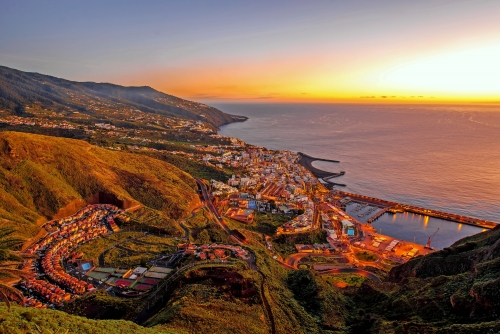 Luftaufnahme auf beleuchtete Santa Cruz Stadt auf der Dämmerung auf La Palma Insel in Spanien