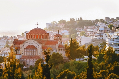 Blick auf die Kirche St. Paul und Thessaloniki Stadt bei Sonnenuntergang, Griechenland