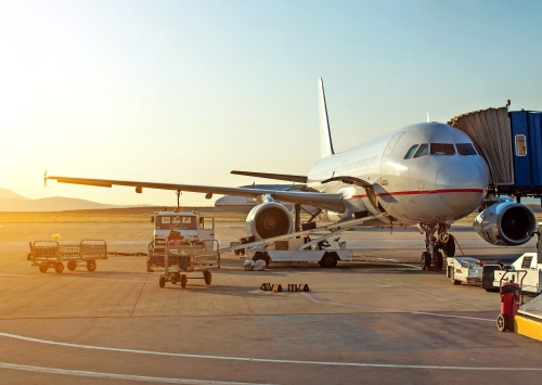 Passagierflugzeug im Flughafen bei Sonnenaufgang. Flugzeugwartung.