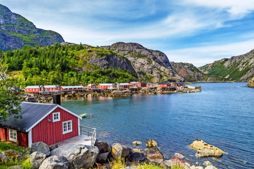 Nusfjord ist ein traditionelles altes Fischerdorf auf den Lofoten-Inseln