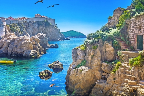 Adriatische Seebucht Dubrovnik. / Marmor versteckte Bucht im alten Stadtzentrum der berühmten Stadt Dubrovnik, Landschaft von Spiel der Throne, Kroatien Europa Reise-Resorts.