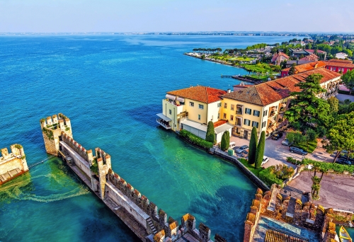 Blick von der Burg Rocca Scaligera über Sirmione am Gardasee, Italien