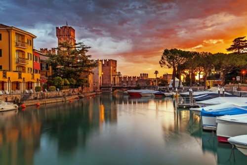 die Burg Rocca Scaligera in Sirmione am Gardasee, Italien