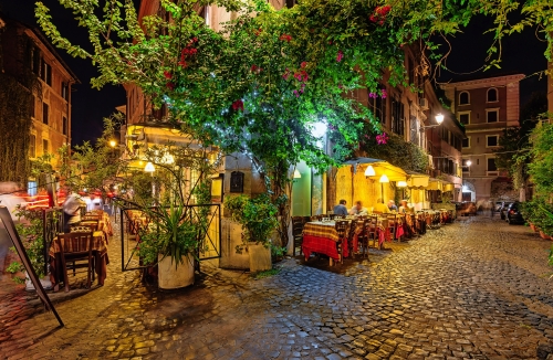 Nachtansicht der alten Straße in Trastevere in Rom, Italien