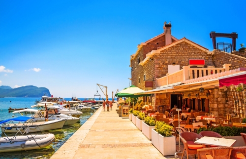 Schöne mediterrane Landschaft - Stadt Petrovac, Montenegro.