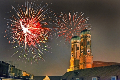 Dom München, Liebfrauenkirche, mit Feuerwerk. München, Bayern, Deutschland.