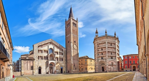 Kathedrale von Parma auf dem Piazza del Duomo in Italien~4µ4