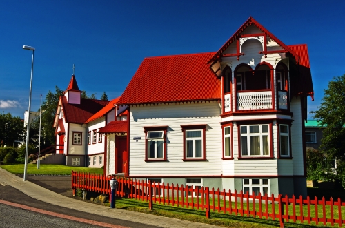© banepetkovic - stock.adobe.com bunte katholische Kirche in Akureyri, Nordisland