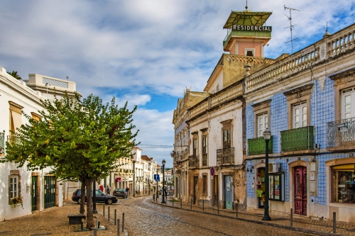 Ansichten von den Straßen von Tavira in Portugal