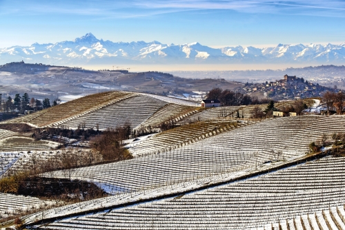 Schnee in der Region Langhe in Italien