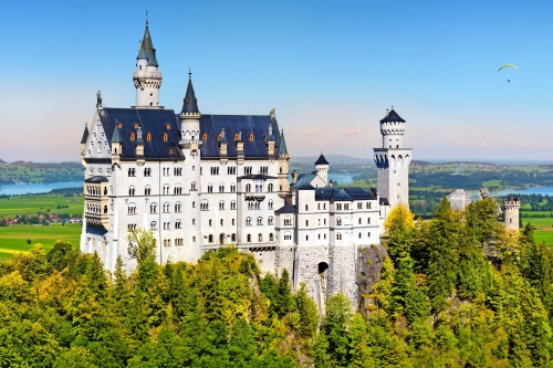 Berühmte Schloss Neuschwanstein, Märchenschloss auf einem rauen Hügel über dem Dorf Hohenschwangau in der Nähe von Füssen im Südwesten von Bayern, Deutschland