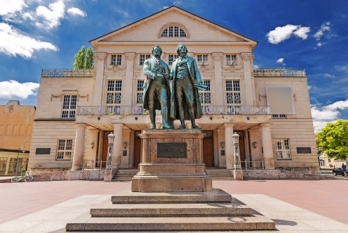 Deutsches Nationaltheater mit Goethe und Schiller in Weimar, Deutschland