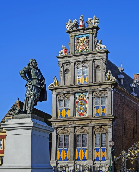 Zwei Sehenswürdigkeiten der Stadt Hoorn - Westfries Museum und das Denkmal von Jan Pieterszoon Coen - am Rode Steen Platz, Niederlande