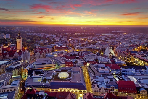 Panorama von Leipzig mit Rathaus und Thomaskirche zum Sonnenuntergang