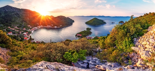 Panoramablick und Sonnenuntergangbild von Prozurska luka in Insel Mljet in Kroatien