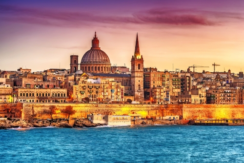 Valletta, Malta: Skyline von Marsans Harbour bei Sonnenuntergang. Die Kathedrale