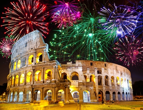 Feierliches Feuerwerk über Kolosseum in Rom, Italien 